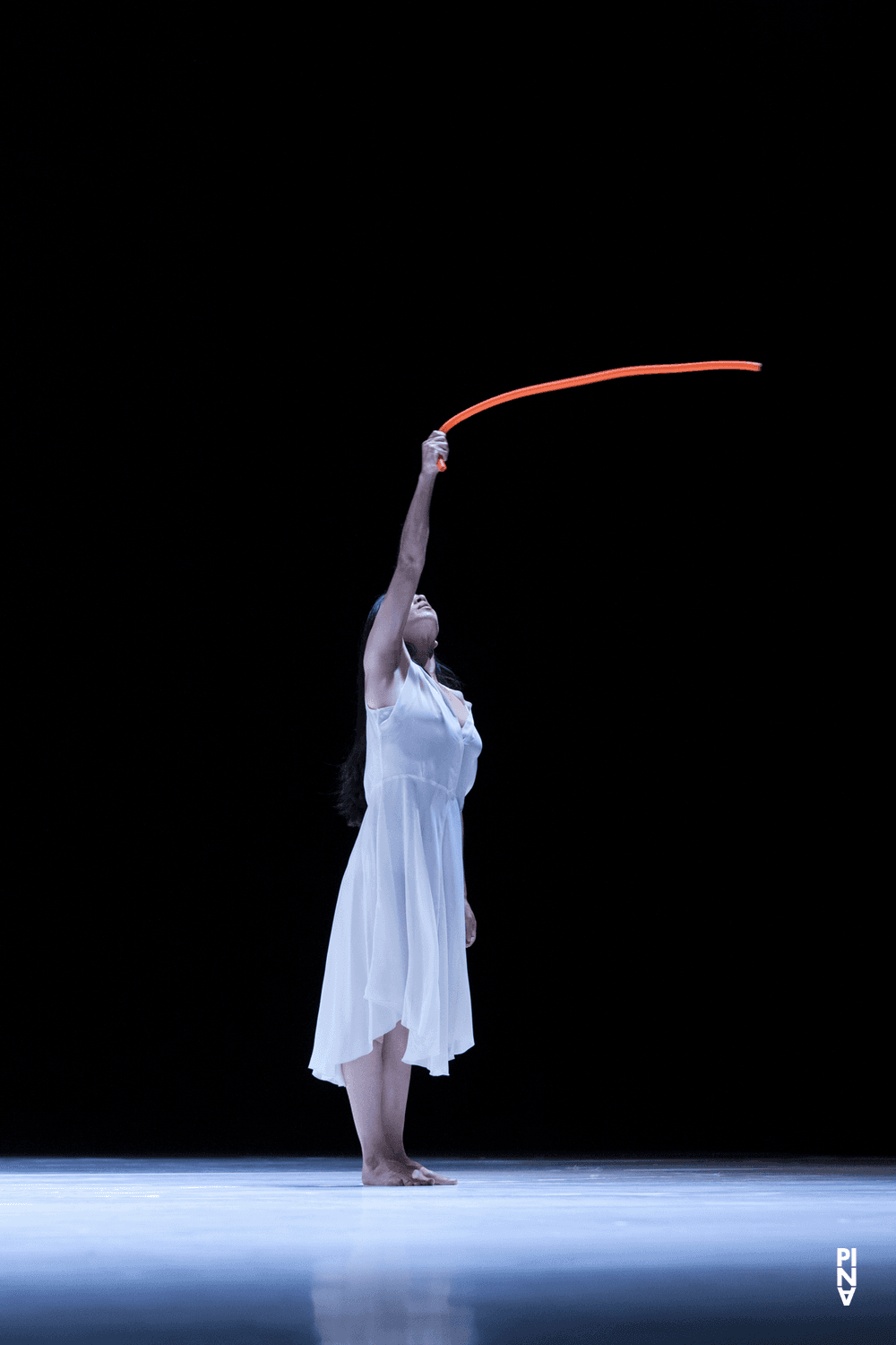Silvia Farias Heredia in „"... como el musguito en la piedra, ay si, si, si ..." (Wie das Moos auf dem Stein)“ von Pina Bausch mit Tanztheater Wuppertal im Opernhaus Wuppertal (Deutschland), 25. September 2014