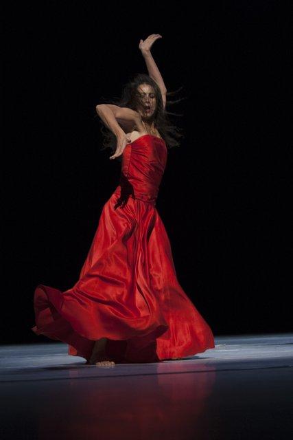 Clémentine Deluy dans « "... como el musguito en la piedra, ay si, si, si ..." (Comme la mousse sur la pierre) » de Pina Bausch avec Tanztheater Wuppertal à l'Opernhaus Wuppertal (Allemagne), 25 septembre 2014