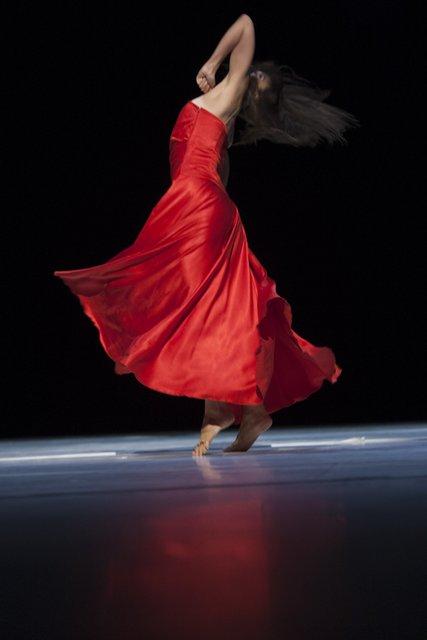 Clémentine Deluy dans « "... como el musguito en la piedra, ay si, si, si ..." (Comme la mousse sur la pierre) » de Pina Bausch avec Tanztheater Wuppertal à l'Opernhaus Wuppertal (Allemagne), 25 septembre 2014