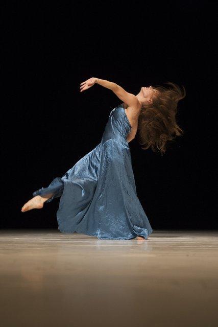 Thusnelda Mercy in „"... como el musguito en la piedra, ay si, si, si ..." (Wie das Moos auf dem Stein)“ von Pina Bausch mit Tanztheater Wuppertal im Opernhaus Wuppertal (Deutschland), 25. September 2014