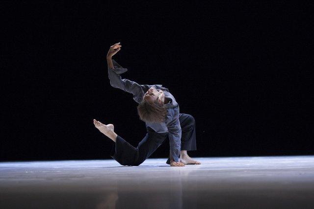 Pau Aran Gimeno in „"... como el musguito en la piedra, ay si, si, si ..." (Wie das Moos auf dem Stein)“ von Pina Bausch mit Tanztheater Wuppertal im Opernhaus Wuppertal (Deutschland), 25. September 2014