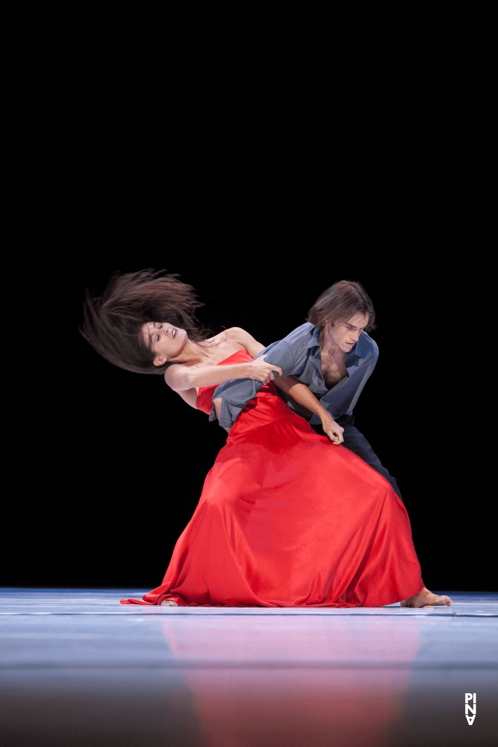 Clémentine Deluy und Pau Aran Gimeno in „"... como el musguito en la piedra, ay si, si, si ..." (Wie das Moos auf dem Stein)“ von Pina Bausch mit Tanztheater Wuppertal im Opernhaus Wuppertal (Deutschland), 25. September 2014