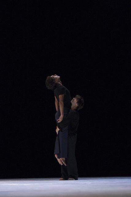 Eddie Martinez et Rainer Behr dans « "... como el musguito en la piedra, ay si, si, si ..." (Comme la mousse sur la pierre) » de Pina Bausch avec Tanztheater Wuppertal à l'Opernhaus Wuppertal (Allemagne), 25 septembre 2014