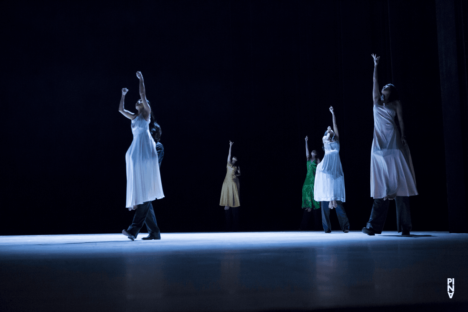 Tsai-Chin Yu, Azusa Seyama und Thusnelda Mercy in „"... como el musguito en la piedra, ay si, si, si ..." (Wie das Moos auf dem Stein)“ von Pina Bausch mit Tanztheater Wuppertal im Opernhaus Wuppertal (Deutschland), 25. September 2014