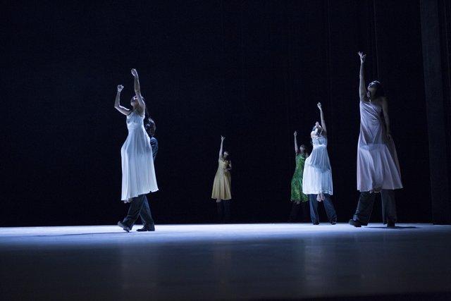 Tsai-Chin Yu, Azusa Seyama et Thusnelda Mercy dans « "... como el musguito en la piedra, ay si, si, si ..." (Comme la mousse sur la pierre) » de Pina Bausch avec Tanztheater Wuppertal à l'Opernhaus Wuppertal (Allemagne), 25 septembre 2014