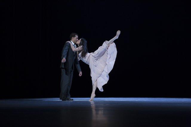 Azusa Seyama et Fernando Suels Mendoza dans « "... como el musguito en la piedra, ay si, si, si ..." (Comme la mousse sur la pierre) » de Pina Bausch avec Tanztheater Wuppertal à l'Opernhaus Wuppertal (Allemagne), 25 septembre 2014