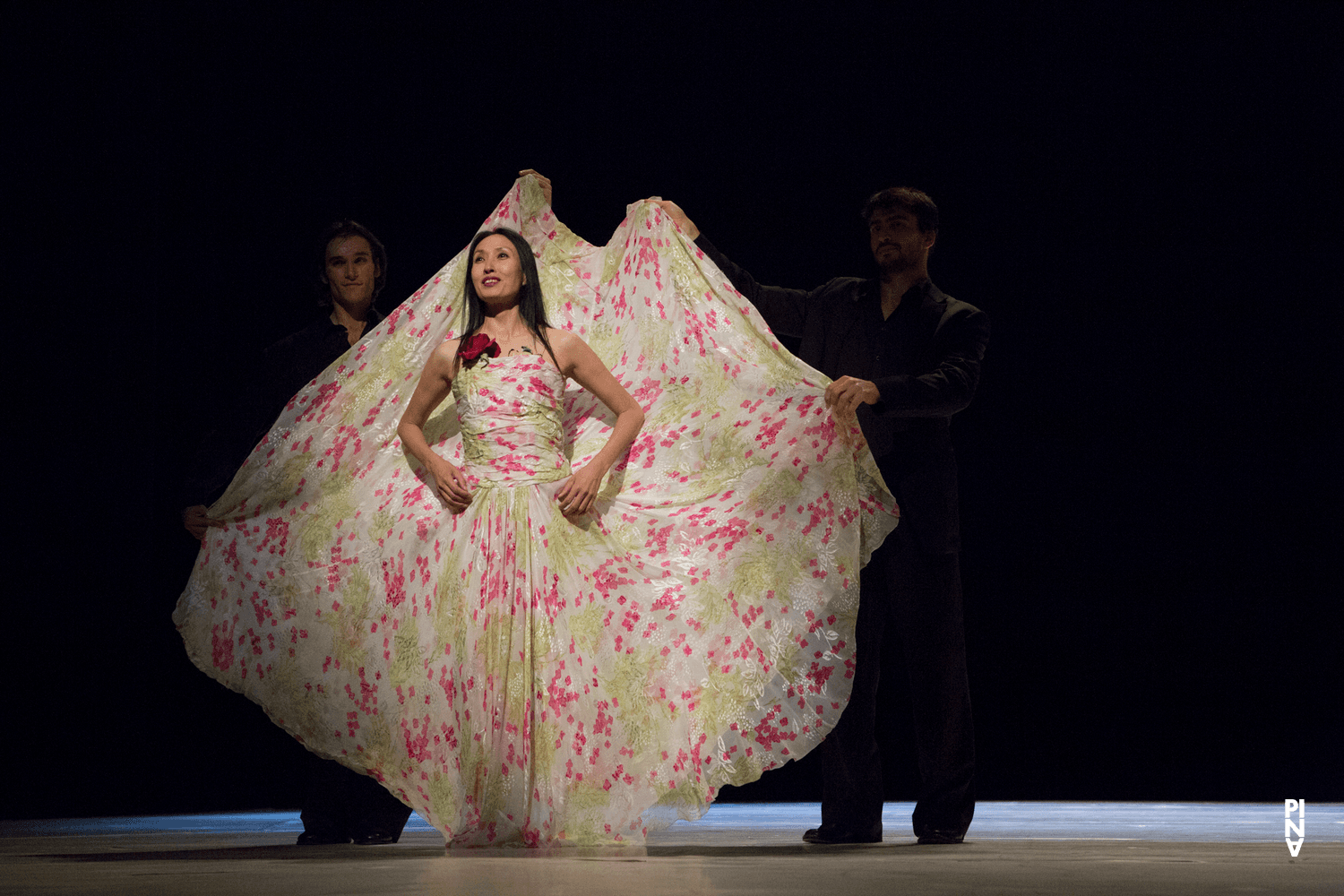 Damiano Ottavio Bigi, Nayoung Kim und Pau Aran Gimeno in „"... como el musguito en la piedra, ay si, si, si ..." (Wie das Moos auf dem Stein)“ von Pina Bausch mit Tanztheater Wuppertal im Opernhaus Wuppertal (Deutschland), 25. September 2014