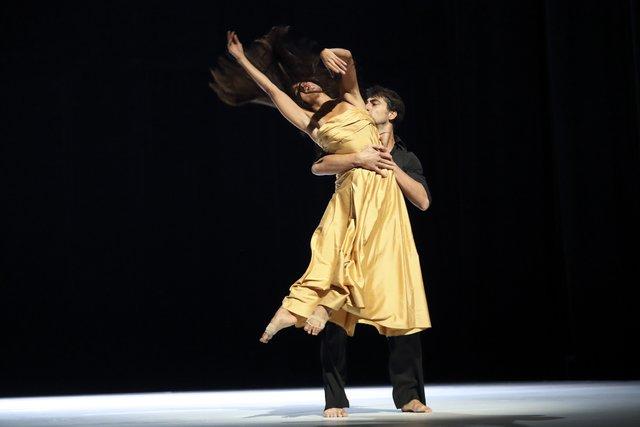 Damiano Ottavio Bigi et Silvia Farias Heredia dans « "... como el musguito en la piedra, ay si, si, si ..." (Comme la mousse sur la pierre) » de Pina Bausch avec Tanztheater Wuppertal, 2 octobre 2019