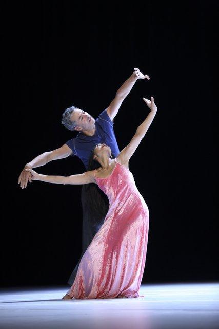 Fernando Suels Mendoza und Ditta Miranda Jasjfi in „"... como el musguito en la piedra, ay si, si, si ..." (Wie das Moos auf dem Stein)“ von Pina Bausch mit Tanztheater Wuppertal, 2. Oktober 2019