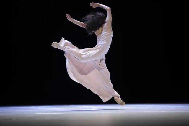 Photo de « "... como el musguito en la piedra, ay si, si, si ..." (Comme la mousse sur la pierre) » de Pina Bausch avec Tanztheater Wuppertal, 2 octobre 2019