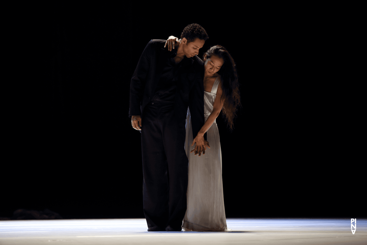 Tsai-Chin Yu und Jonathan Fredrickson in „"... como el musguito en la piedra, ay si, si, si ..." (Wie das Moos auf dem Stein)“ von Pina Bausch mit Tanztheater Wuppertal, 2. Oktober 2019