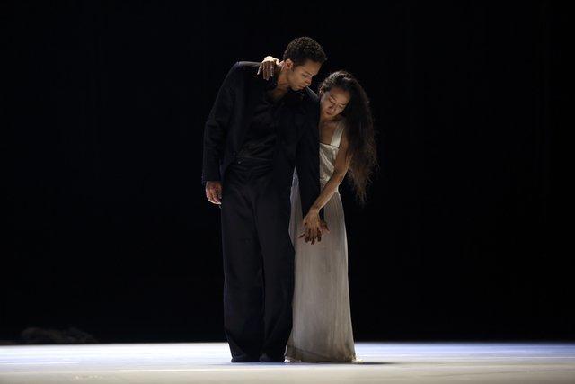 Tsai-Chin Yu und Jonathan Fredrickson in „"... como el musguito en la piedra, ay si, si, si ..." (Wie das Moos auf dem Stein)“ von Pina Bausch mit Tanztheater Wuppertal, 2. Oktober 2019