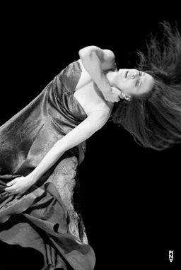 Thusnelda Mercy in “"... como el musguito en la piedra, ay si, si, si ..." (Like Moss on the Stone)” by Pina Bausch | Photo: Maarten Vanden Abeele © Maarten Vanden Abeele