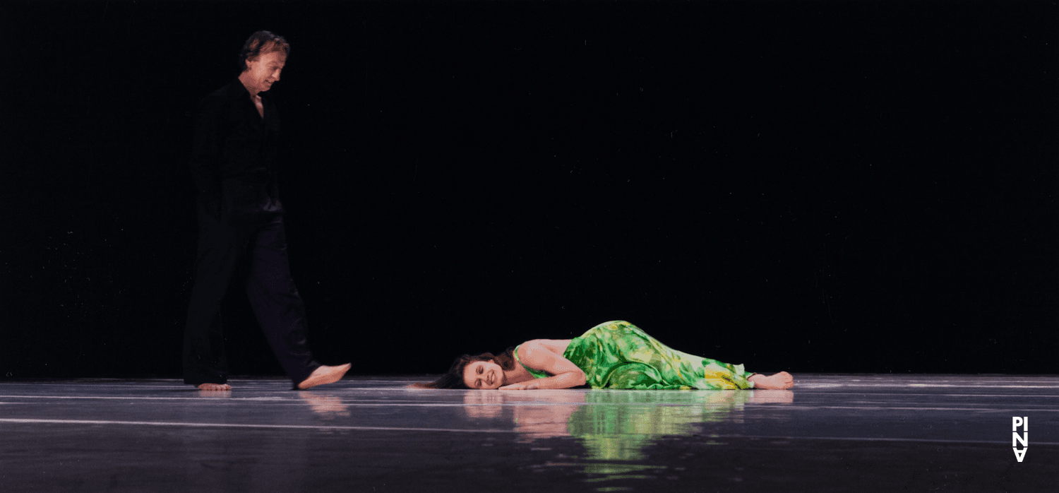 Dominique Mercy und Thusnelda Mercy in „"... como el musguito en la piedra, ay si, si, si ..." (Wie das Moos auf dem Stein)“ von Pina Bausch