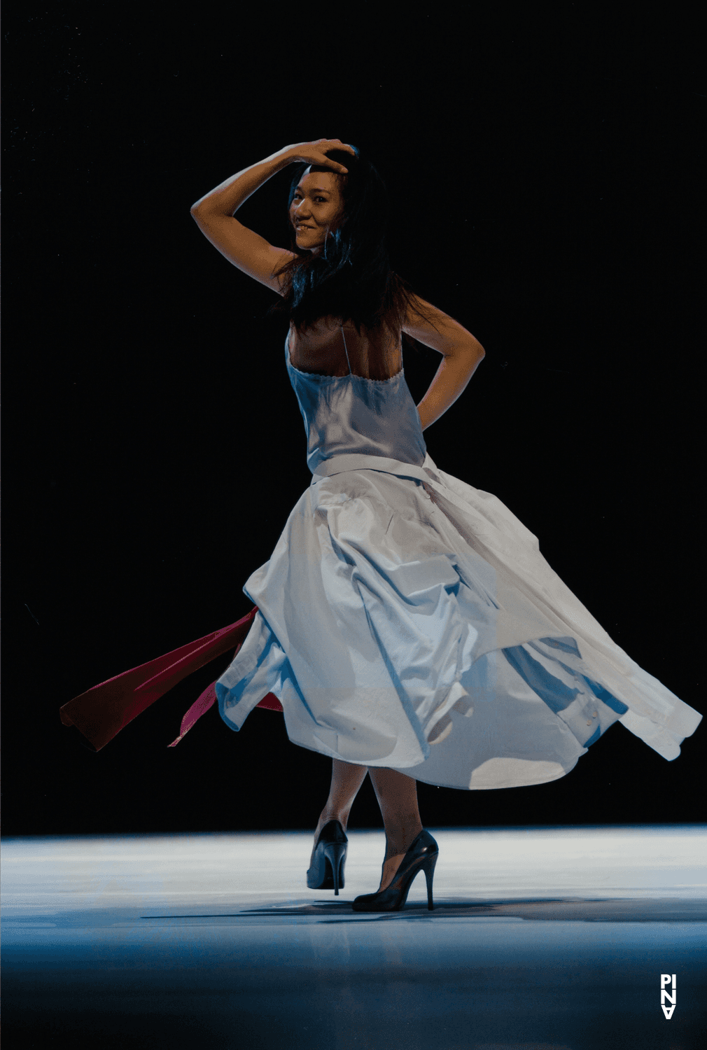 Tsai-Chin Yu in „"... como el musguito en la piedra, ay si, si, si ..." (Wie das Moos auf dem Stein)“ von Pina Bausch
