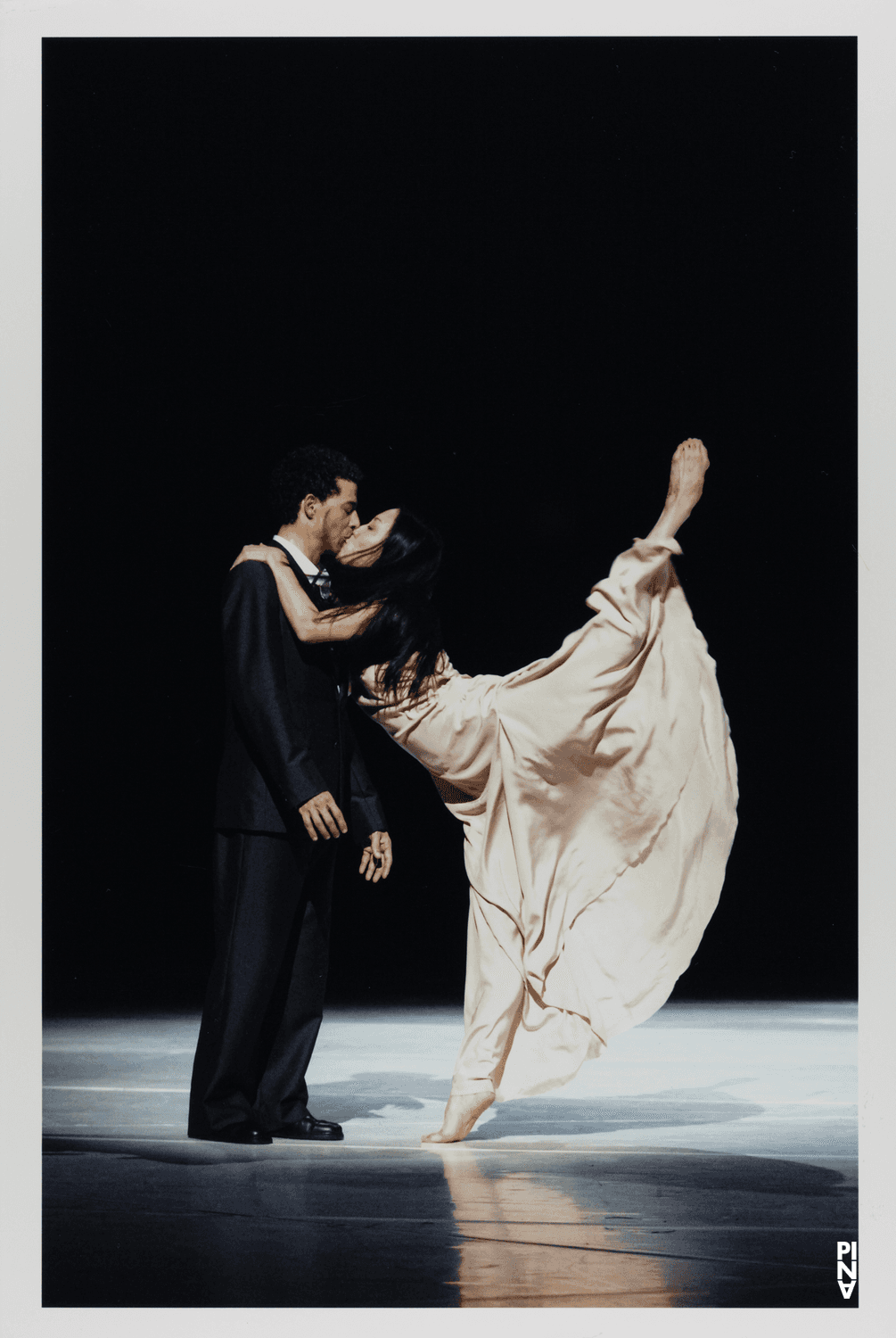 Fernando Suels Mendoza et Azusa Seyama dans « "... como el musguito en la piedra, ay si, si, si ..." (Comme la mousse sur la pierre) » de Pina Bausch