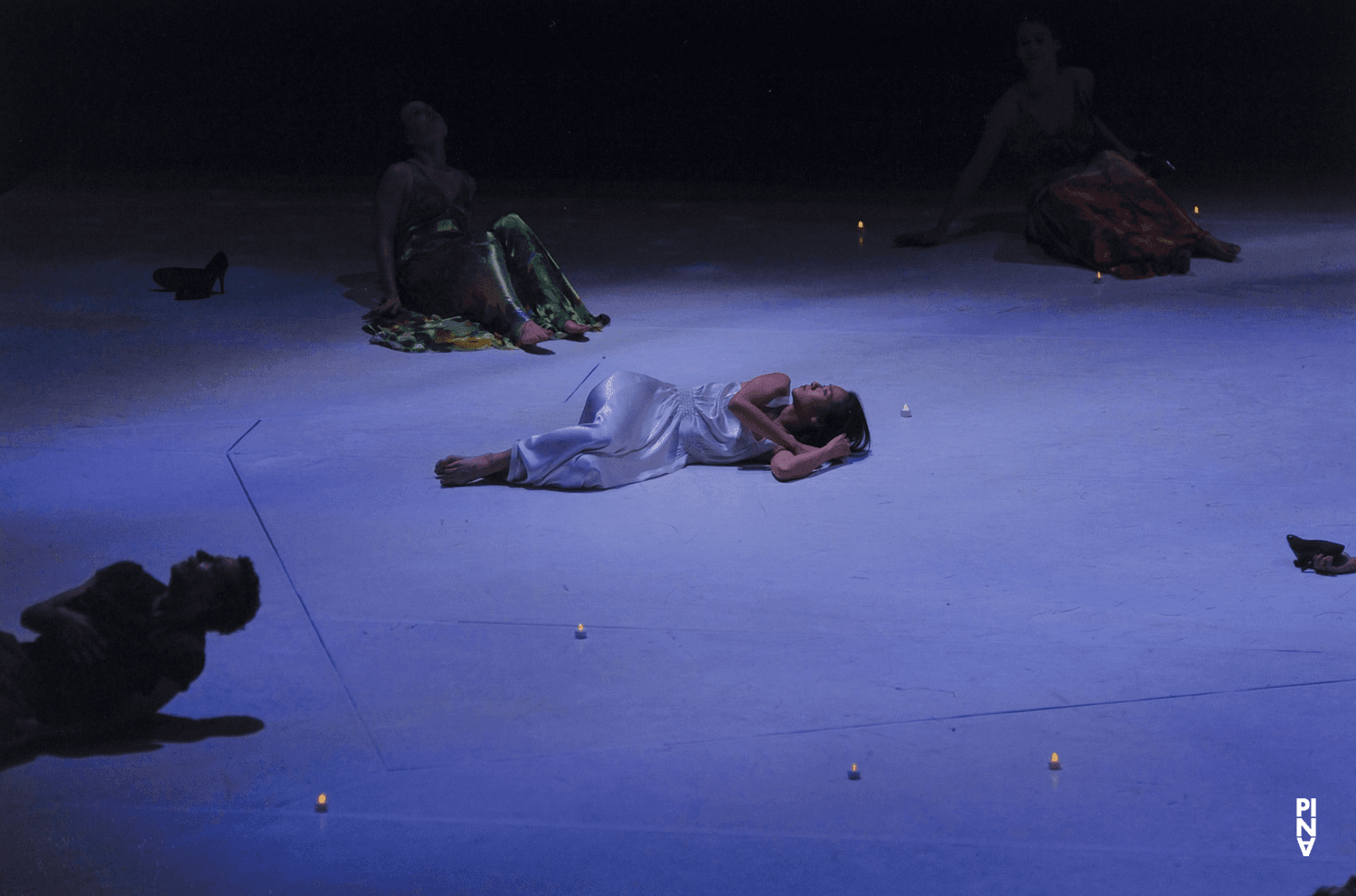 Fernando Suels Mendoza, Tsai-Chin Yu et Anna Wehsarg dans « "... como el musguito en la piedra, ay si, si, si ..." (Comme la mousse sur la pierre) » de Pina Bausch