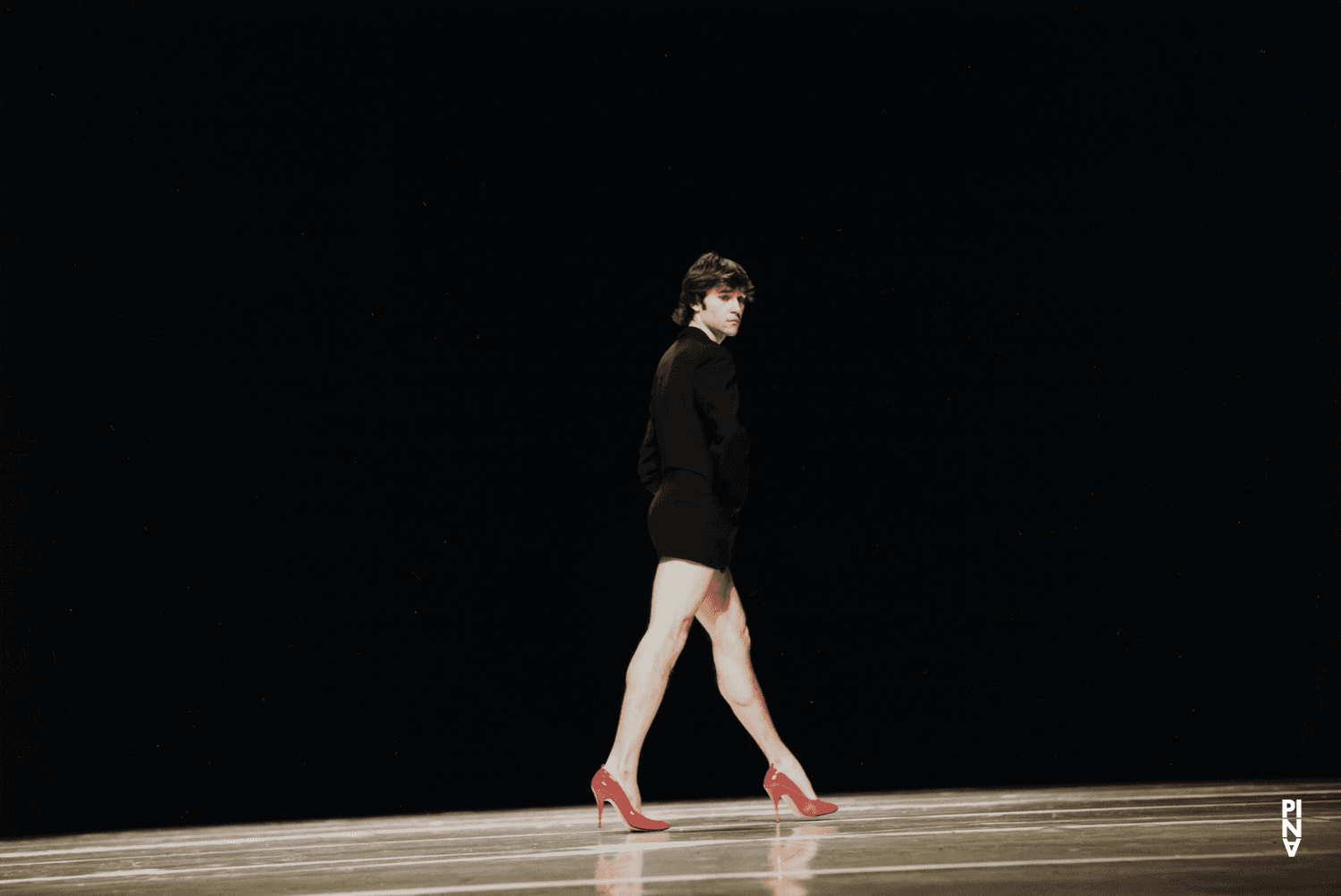 Pau Aran Gimeno in „"... como el musguito en la piedra, ay si, si, si ..." (Wie das Moos auf dem Stein)“ von Pina Bausch