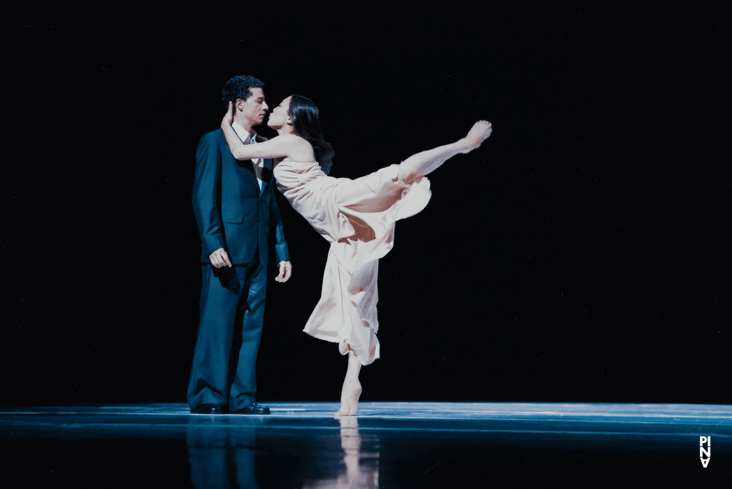 Azusa Seyama et Fernando Suels Mendoza dans « "... como el musguito en la piedra, ay si, si, si ..." (Comme la mousse sur la pierre) » de Pina Bausch