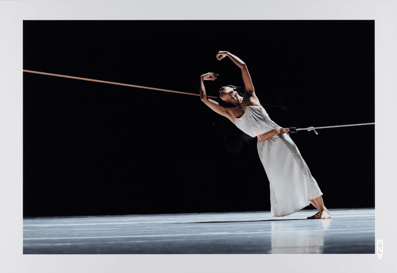Tsai-Chin Yu in « "... como el musguito en la piedra, ay si, si, si ..." (Comme la mousse sur la pierre) » de Pina Bausch