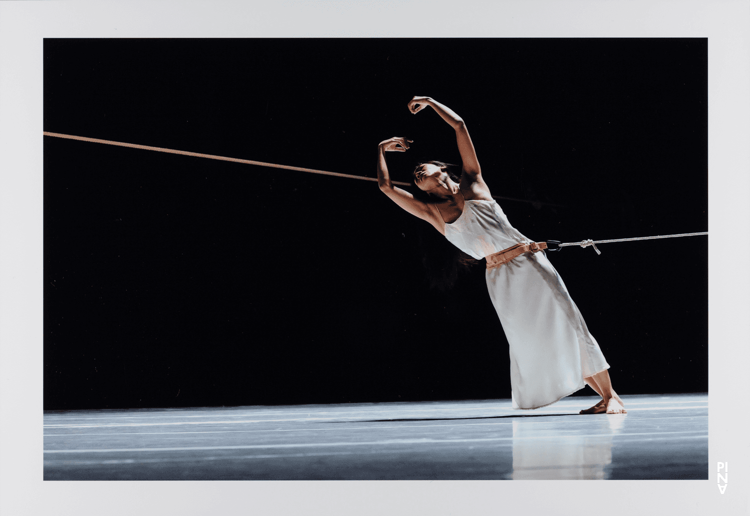 Tsai-Chin Yu in „"... como el musguito en la piedra, ay si, si, si ..." (Wie das Moos auf dem Stein)“ von Pina Bausch