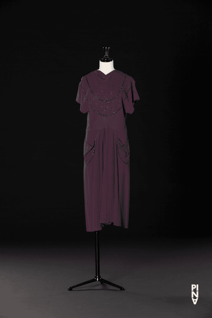 Kurzes Kleid, getragen von Nayoung Kim in „"... como el musguito en la piedra, ay si, si, si ..." (Wie das Moos auf dem Stein)“ von Pina Bausch