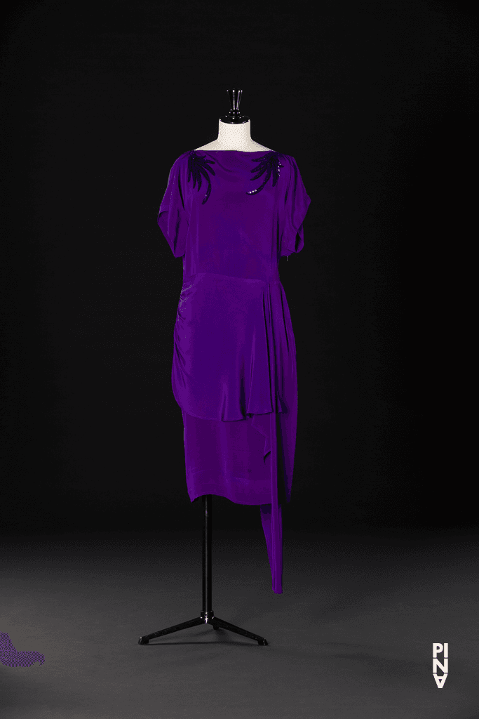 Kurzes Kleid, getragen von Azusa Seyama und Anna Wehsarg in „"... como el musguito en la piedra, ay si, si, si ..." (Wie das Moos auf dem Stein)“ von Pina Bausch