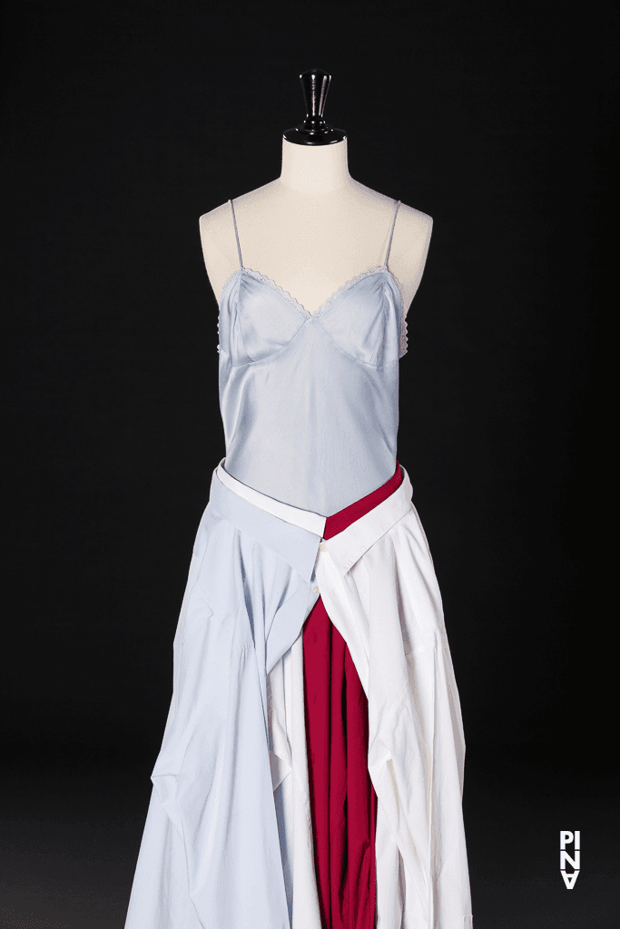 Hemd, Kleid und Kombination, getragen von Tsai-Chin Yu in „"... como el musguito en la piedra, ay si, si, si ..." (Wie das Moos auf dem Stein)“ von Pina Bausch