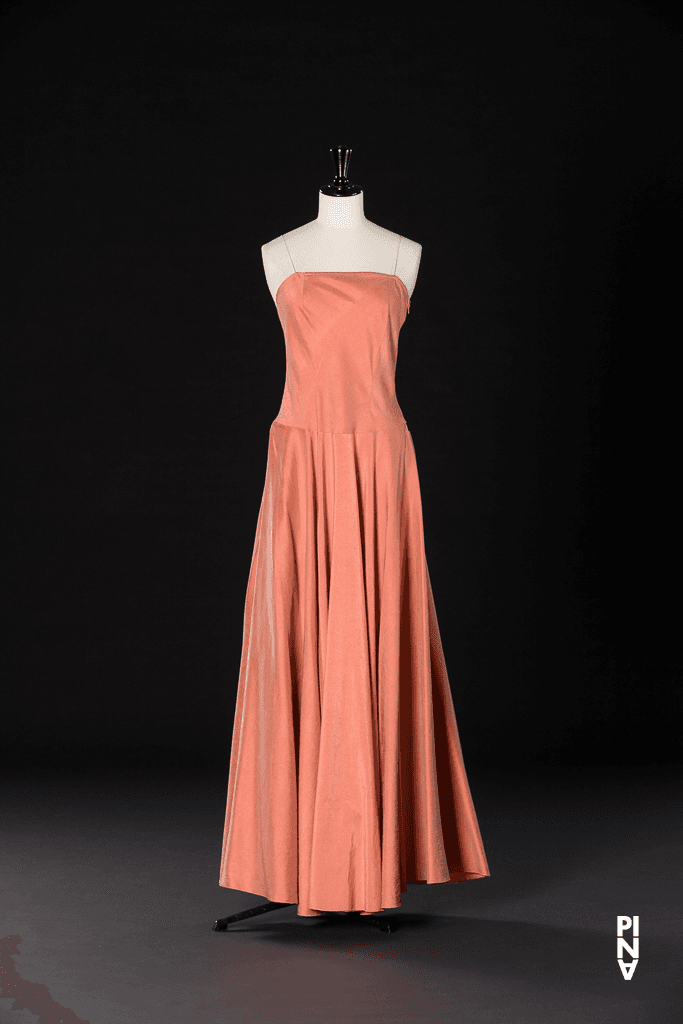 Langes Kleid, getragen von Thusnelda Mercy in „"... como el musguito en la piedra, ay si, si, si ..." (Wie das Moos auf dem Stein)“ von Pina Bausch