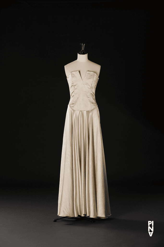 Langes Kleid, getragen von Azusa Seyama in „"... como el musguito en la piedra, ay si, si, si ..." (Wie das Moos auf dem Stein)“ von Pina Bausch