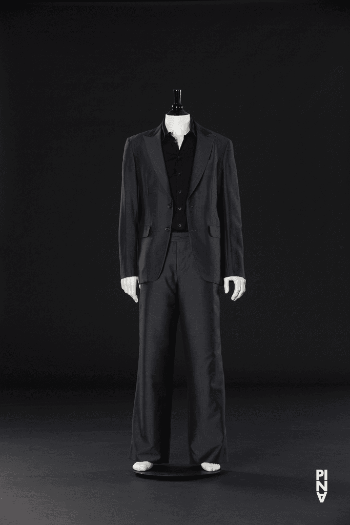 Anzug, getragen von Fernando Suels Mendoza in „"... como el musguito en la piedra, ay si, si, si ..." (Wie das Moos auf dem Stein)“ von Pina Bausch