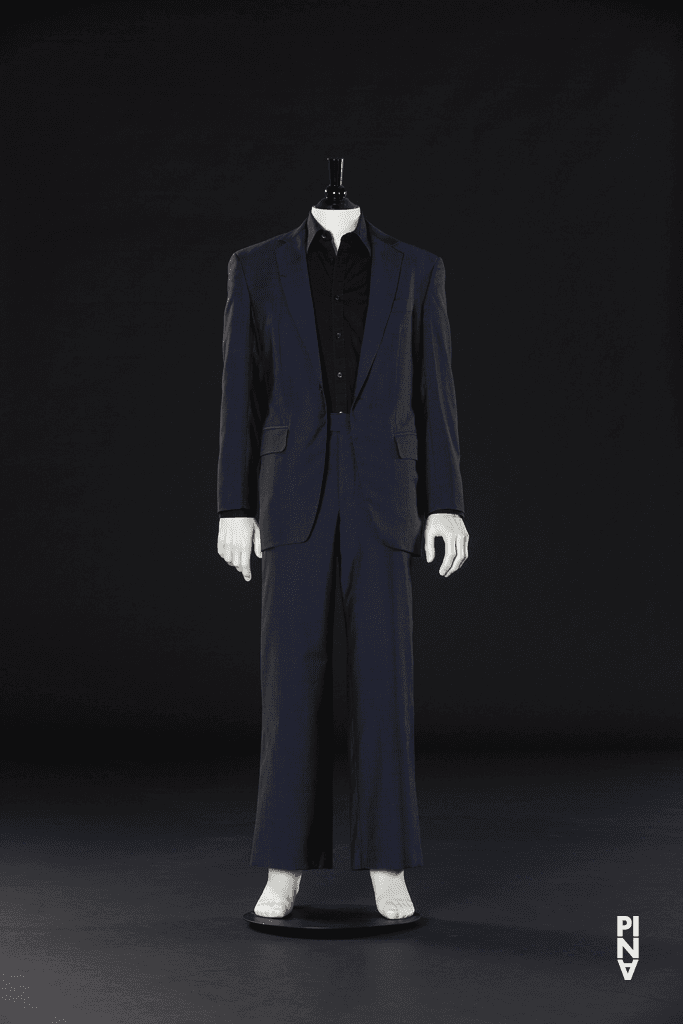 Anzug, getragen von Eddie Martinez in „"... como el musguito en la piedra, ay si, si, si ..." (Wie das Moos auf dem Stein)“ von Pina Bausch