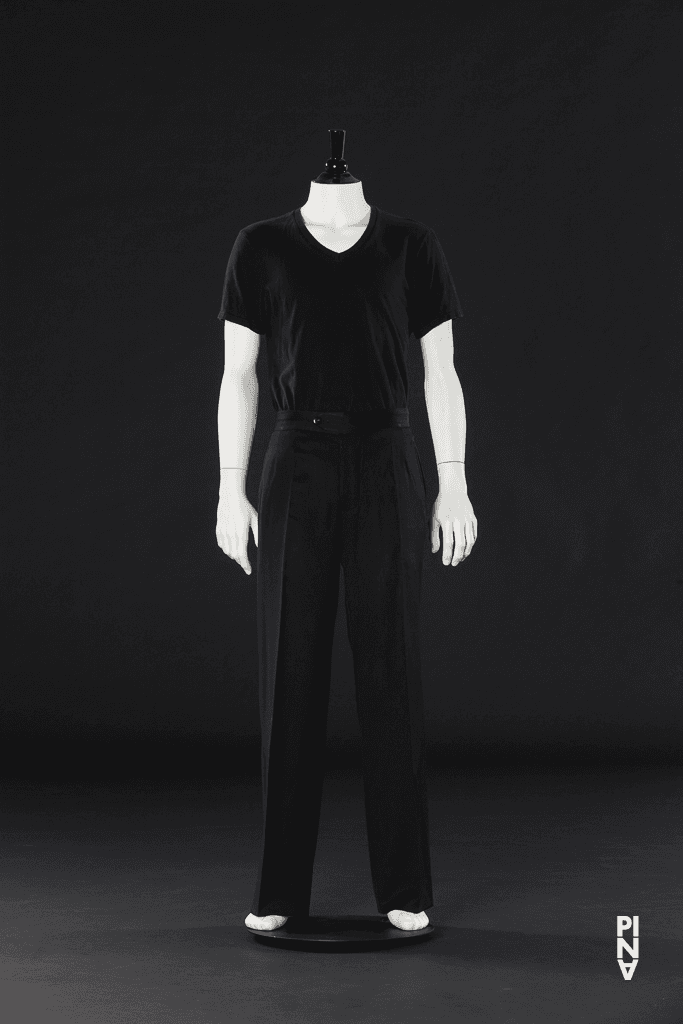 T-shirt, getragen von Damiano Ottavio Bigi in „"... como el musguito en la piedra, ay si, si, si ..." (Wie das Moos auf dem Stein)“ von Pina Bausch