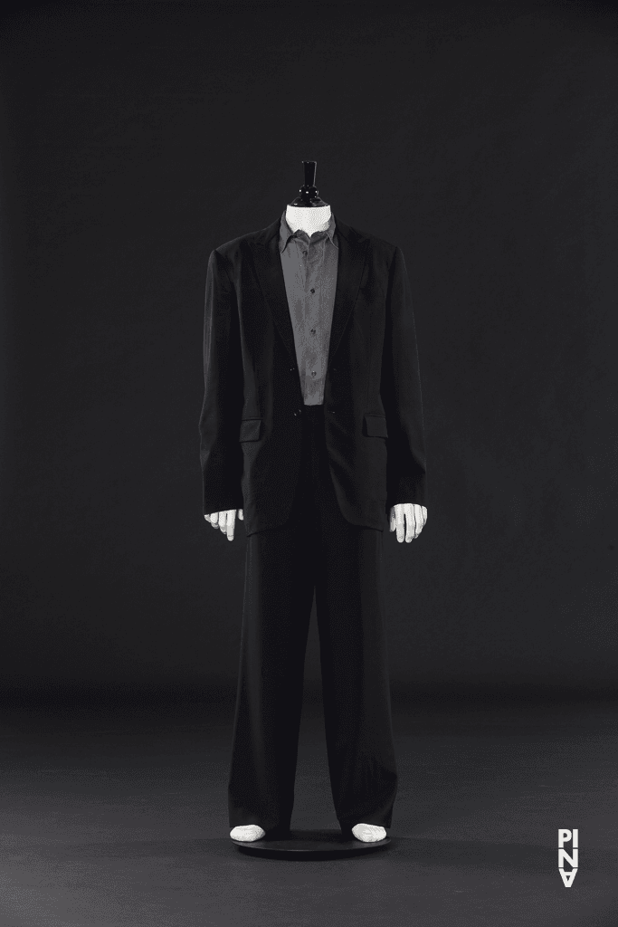 Anzug, getragen von Pau Aran Gimeno in „"... como el musguito en la piedra, ay si, si, si ..." (Wie das Moos auf dem Stein)“ von Pina Bausch