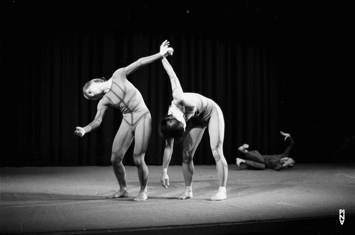 Fridel Deharde, Marlis Alt und Ulrike Baehr in „Nachnull“ von Pina Bausch