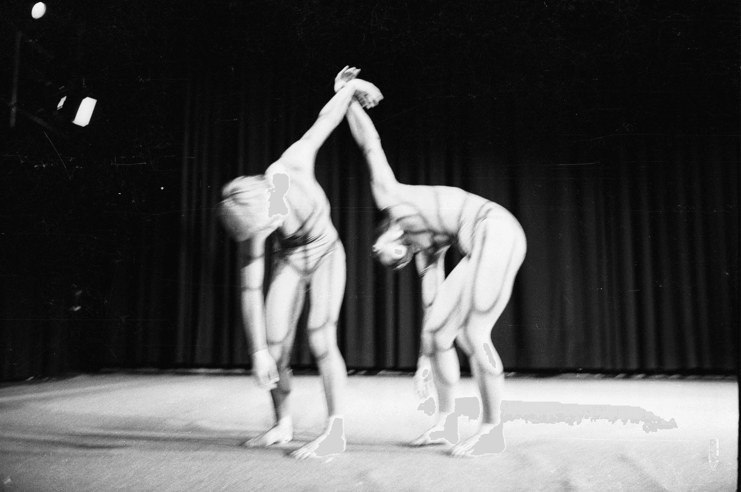 Marlis Alt und Fridel Deharde in „Nachnull“ von Pina Bausch