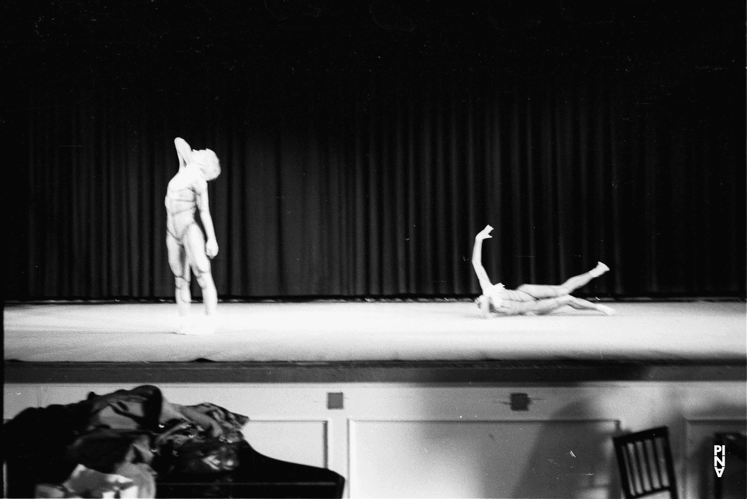 Marlis Alt und Ulrike Baehr in „Nachnull“ von Pina Bausch