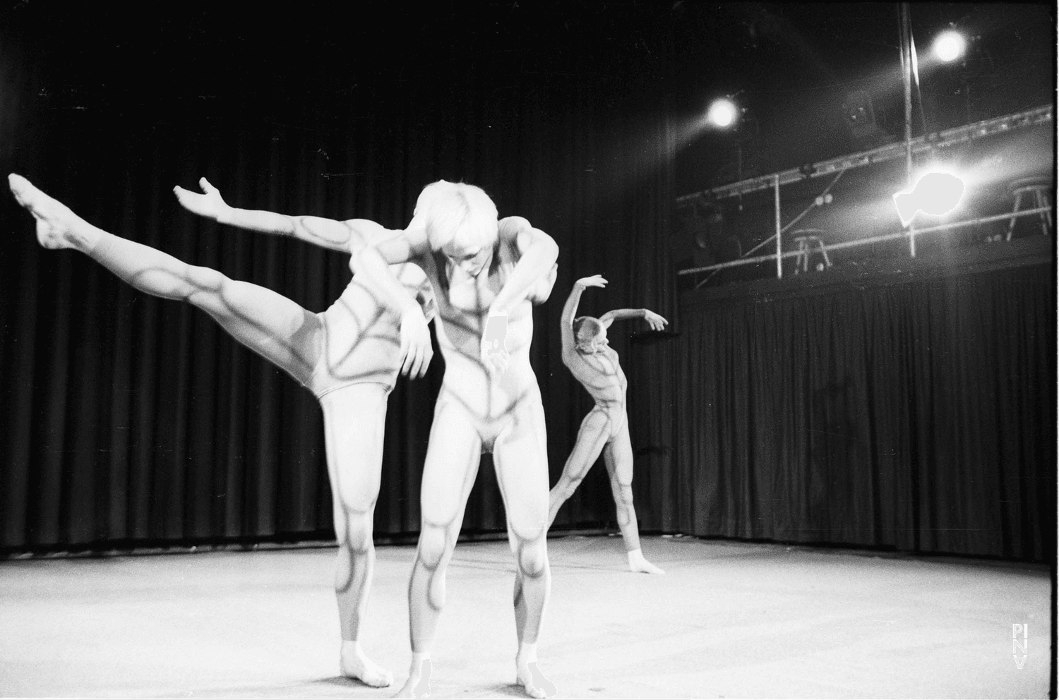 Marlis Alt, Fridel Deharde et Ulrike Baehr dans « Nachnull (Après Zéro) » de Pina Bausch