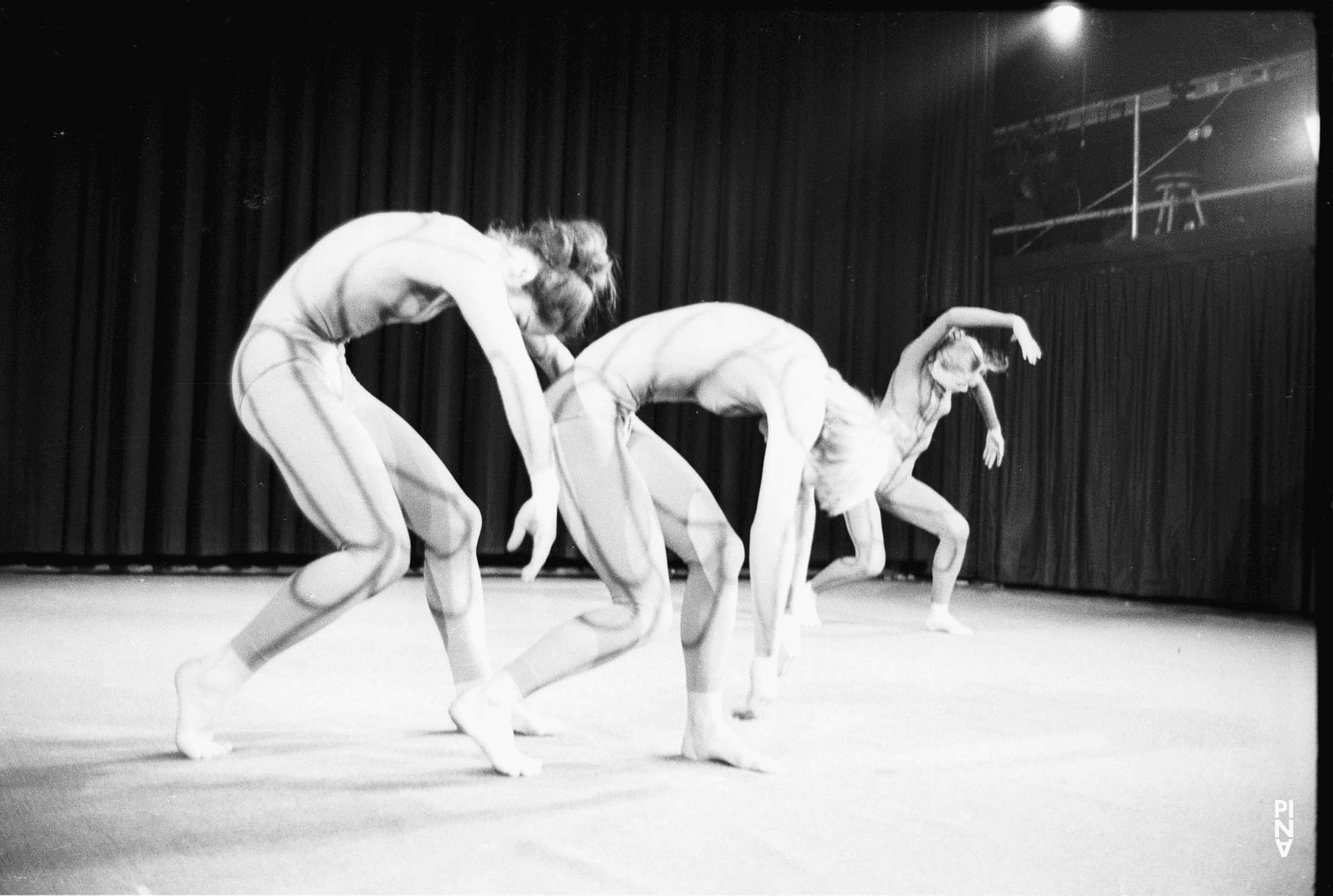 Fridel Deharde, Marlis Alt und Ulrike Baehr in „Nachnull“ von Pina Bausch