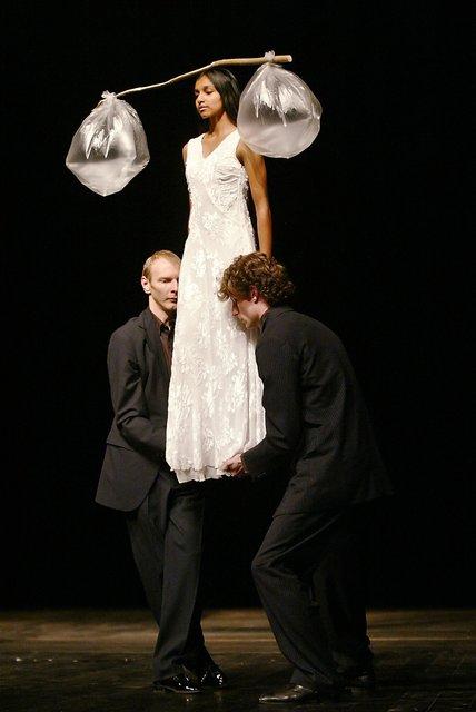 Pascal Merighi, Andrey Berezin und Shantala Shivalingappa in „Nefés“ von Pina Bausch mit Tanztheater Wuppertal im Opernhaus Wuppertal (Deutschland), 20. März 2003