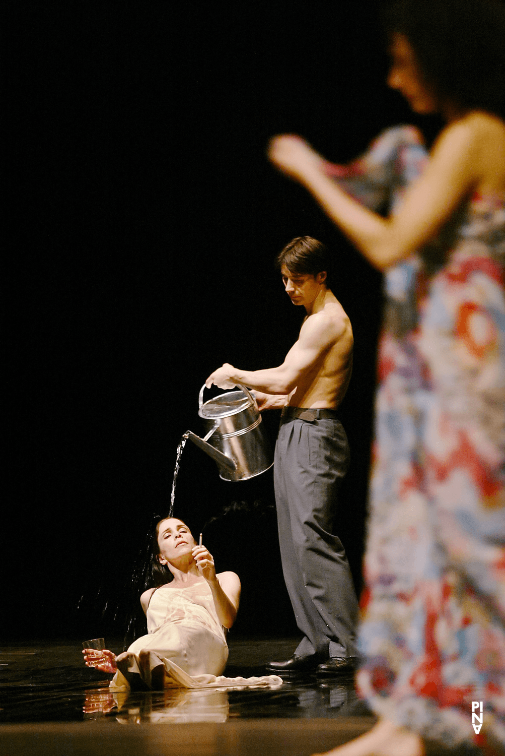 Rainer Behr und Ruth Amarante in „Nefés“ von Pina Bausch mit Tanztheater Wuppertal im Opernhaus Wuppertal (Deutschland), 20. März 2003