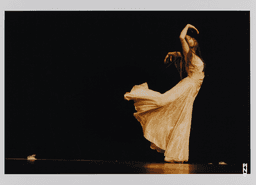 Azusa Seyama in « Nefés » de Pina Bausch | Photo: Bettina Stöß