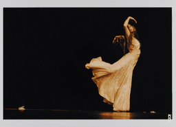 Azusa Seyama in „Nefés“ von Pina Bausch | Foto: Bettina Stöß