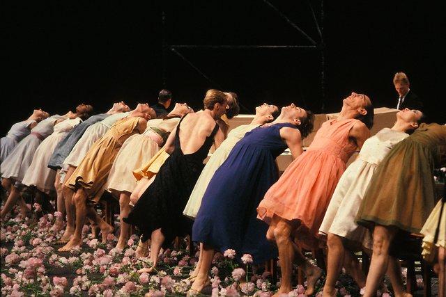 „Nelken“ von Pina Bausch mit Tanztheater Wuppertal im Théâtre de la Ville Paris (Frankreich), 26. Mai 1990