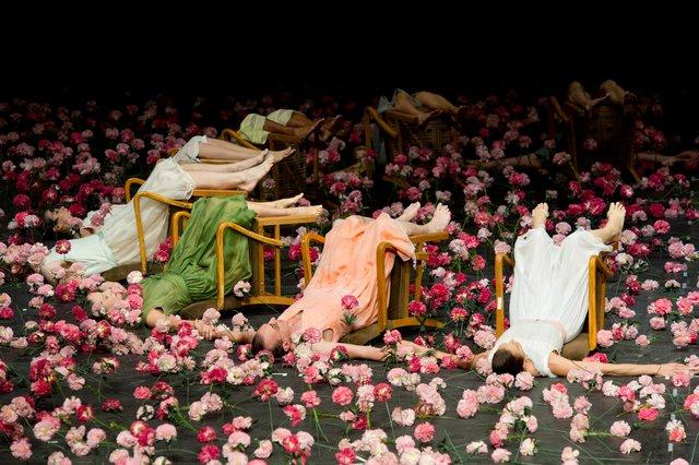Nazareth Panadero und Julie Anne Stanzak in „Nelken“ von Pina Bausch mit Tanztheater Wuppertal in der Opéra de Lyon (Frankreich), 14. September 2010