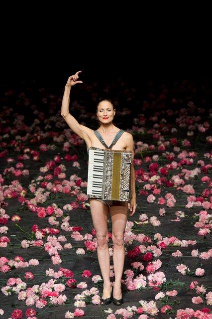 Julie Anne Stanzak dans « Nelken (Les œillets) » de Pina Bausch avec Tanztheater Wuppertal à l'Opéra de Lyon (France), 14 septembre 2010