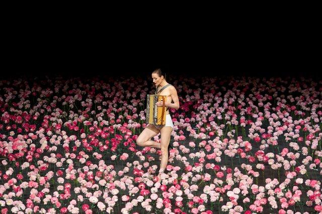 Julie Anne Stanzak in „Nelken“ von Pina Bausch mit Tanztheater Wuppertal in der Opéra de Lyon (Frankreich), 14. September 2010