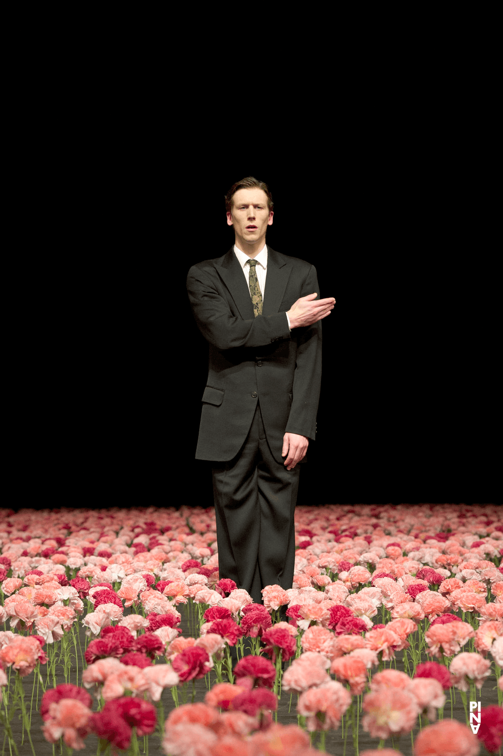 Scott Jennings in „Nelken“ von Pina Bausch mit Tanztheater Wuppertal im Opernhaus Wuppertal (Deutschland), 28. Januar 2015