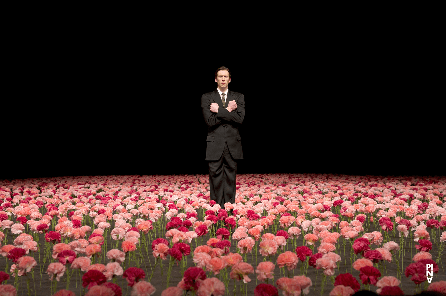Scott Jennings dans « Nelken (Les œillets) » de Pina Bausch avec Tanztheater Wuppertal à l'Opernhaus Wuppertal (Allemagne), 28 janvier 2015