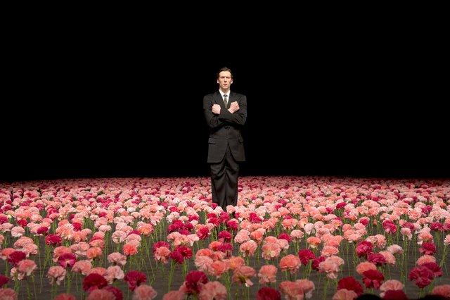 Scott Jennings dans « Nelken (Les œillets) » de Pina Bausch avec Tanztheater Wuppertal à l'Opernhaus Wuppertal (Allemagne), 28 janvier 2015